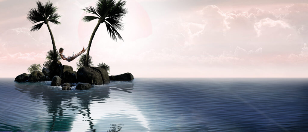 Eine Person liegt in einer Hängematte zwischen zwei Palmen auf einer Insel.