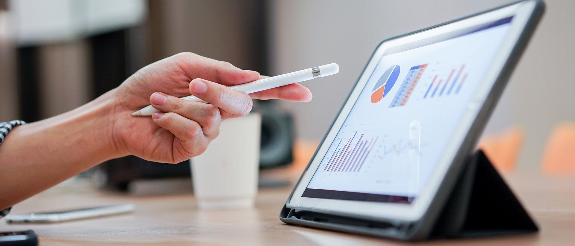Digitalisierung bedeutet Arbeiten auf digitalen Endgeräten, in diesem Fall auf einem Tablet.